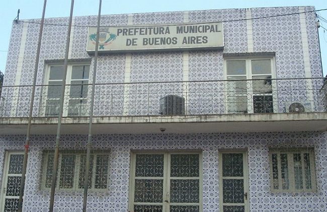Registrar uma foto em frente ao prédio da prefeitura de Buenos Aires-PE é tarefa obrigatória na passagem pela cidade (Foto: Divulgação)