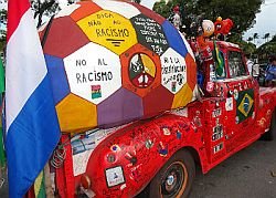 No seu carro, Ben Oude Kamphuis faz campanha contra o racismo (Foto: Vagner Vargas, do Portal da Copa) No seu carro, Ben faz campanha contra o racismo (Foto: Vagner Vargas, do Portal da Copa)