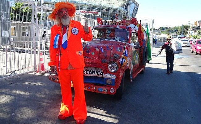 Ben Oude Kamphuis dirigiu durante cinco meses e percorreu 20 mil km, de San Francisco a Salvador, para ver a Copa do Mundo e torcer pela seleção da Holanda (Foto: Vagner Vargas, do Portal da Copa) Ben Oude Kamphuis dirigiu durante cinco meses e percorreu 20 mil km, de San Francisco a Salvador, para ver a Copa do Mundo e torcer pela seleção da Holanda (Foto: Vagner Vargas, do Portal da Copa)