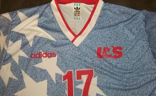 Fala sério: essa camisa retrô da seleção dos Estados Unidos da Copa de 1994 não tá sensacional? (Foto: Divulgação)
