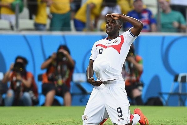 Campbell foi eleito o melhor jogador em sua partida de estreia numa Copa do Mundo, a vitória de 3 a 1 sobre o Uruguai, em Fortaleza (Foto: Fifa.com) Campbell foi eleito o melhor jogador em sua partida de estreia numa Copa do Mundo, a vitória de 3 a 1 sobre o Uruguai, em Fortaleza (Foto: Fifa.com)