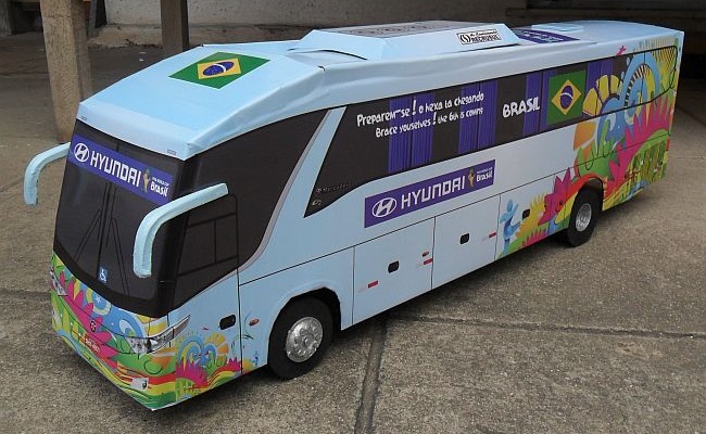 A miniatura de ônibus da seleção brasileira tem dois modelos, de 72cm e 55cm de comprimento (Foto: Divulgação)
