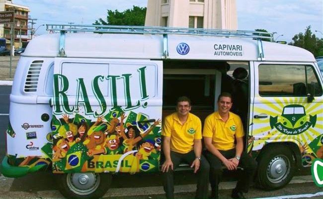 Dois amigos investiram R$ 20 mil para equipar a Kombi para rodar 4 mil km durante a Copa do Mundo (Foto: Portal da Copa)