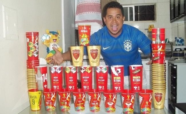 Quem trabalhou na Copa, como Mauro Jefferson, acumulou coleção de copos (Foto: Acervo pessoal) Quem trabalhou na Copa, como Mauro Jefferson, acumulou coleção de copos (Foto: Acervo pessoal)
