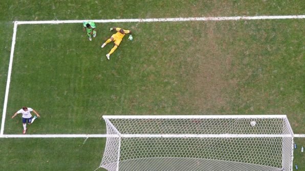 Na comparação com o registro do gol de Fred, dá pra ver como a qualidade do gramado do Mané Garrincha piorou (Foto: Francois Xavier Morit) Na comparação com o registro do gol de Fred, dá pra ver como a qualidade do gramado do Mané Garrincha piorou (Foto: Francois Xavier Morit)