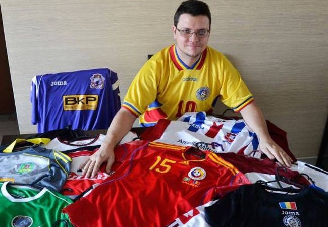 Fernando Silva, de Brasília, possui coleção de camisas de times e da seleção da Romênia (Foto: Acervo pessoal)