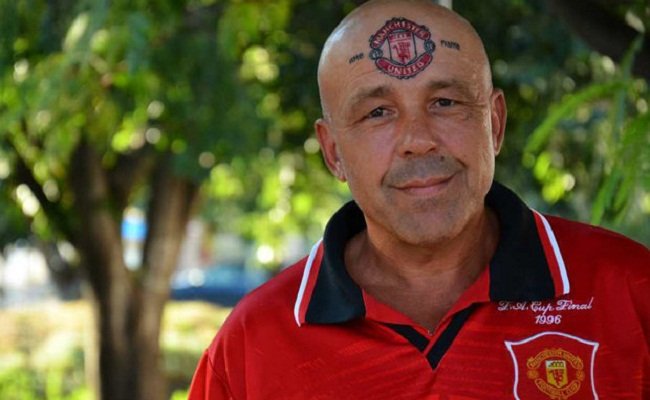 Zdravkov Levidzhov, búlgaro que mudou de nome para Manchester United, tatuou a testa para celebrar sua luta de 15 anos nos tribunais do país (Foto: The Sun) Zdravkov Levidzhov, búlgaro que mudou de nome para Manchester United, tatuou a testa para celebrar sua luta de 15 anos nos tribunais do país (Foto: The Sun)
