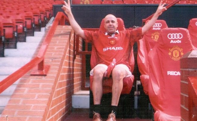 Para adotar o nome Manchester United, o torcedor abandonou a religião católica. Agora é ortodoxo (Foto: Acervo pessoal) Para adotar o nome Manchester United, o torcedor abandonou a religião católica. Agora é ortodoxo (Foto: Acervo pessoal)