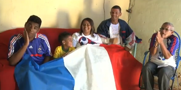 A família de Petrúcio Santos é apaixonada pelo futebol francês, por influência do comerciante alagoano (Foto: Reprodução TV Gazeta) A família de Petrúcio Santos é apaixonada pelo futebol francês, por influência do comerciante alagoano (Foto: Reprodução TV Gazeta)