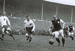 Billy Jennings (no centro), jogador do Bolton de 1912 a 1930, atuou na final da Copa da Inglaterra de 1923 (Foto: Divulgação) Billy Jennings (no centro), jogador do Bolton de 1912 a 1930, atuou na final da Copa da Inglaterra de 1923 (Foto: Divulgação)