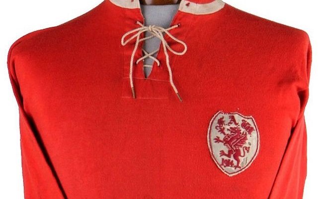 O leilão também contou com uma camisa usada por Billy Jennings em jogo da seleção de Gales em 1914. A camisa centenária foi colocada à venda por 1.000 libras (R$ 4 mil), mas acabou comprada por 1.364 (R$ 5.500). (Foto: Divulgação) O leilão também contou com uma camisa usada por Billy Jennings em jogo da seleção de Gales em 1914. A camisa centenária foi colocada à venda por 1.000 libras (R$ 4 mil), mas acabou comprada por 1.364 (R$ 5.500). (Foto: Divulgação)