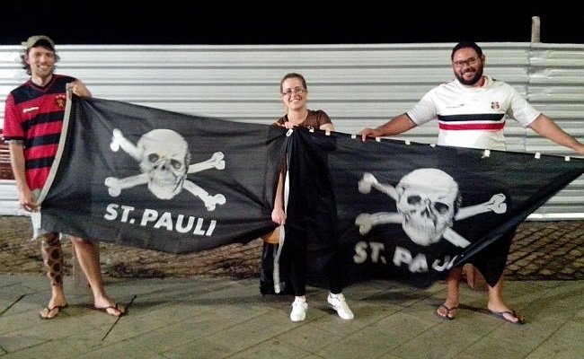 Luciana Leal, fundadora de blog sobre o clube, ao lado de outros fãs do St. Pauli no Brasil (Foto: Acervo pessoal) Luciana Leal, fundadora de blog sobre o clube, ao lado de outros fãs do St. Pauli no Brasil (Foto: Acervo pessoal)