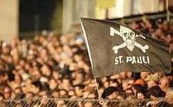 O St. Pauli, de Hamburgo, virou um fenômeno cult ao adotar políticas esquerdistas, expulsando torcedores de extrema-direita e neonazistas e incorporando minorias às arquibancadas (Foto: Divulgação) O St. Pauli, de Hamburgo, virou um fenômeno cult ao adotar políticas esquerdistas, expulsando torcedores de extrema-direita e neonazistas e incorporando minorias às arquibancadas (Foto: Divulgação)