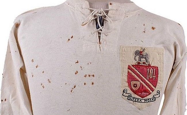 Camisa do Bolton usada na Final do Cavalo Branco foi vendida por R$ 32 mil, em leilão em Londres (Foto: Divulgação) Camisa do Bolton usada na Final do Cavalo Branco foi vendida por R$ 32 mil, em leilão em Londres (Foto: Divulgação)