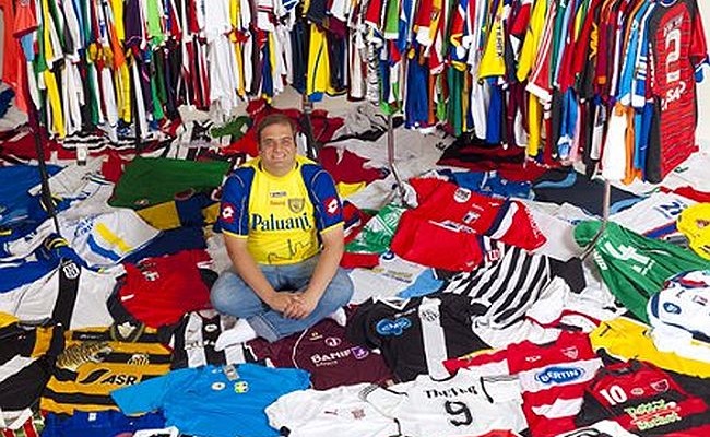 O colecionador Rodrigo Colucci possui 720 camisas de 320 times paulistas (Foto: Claudio Gatti)