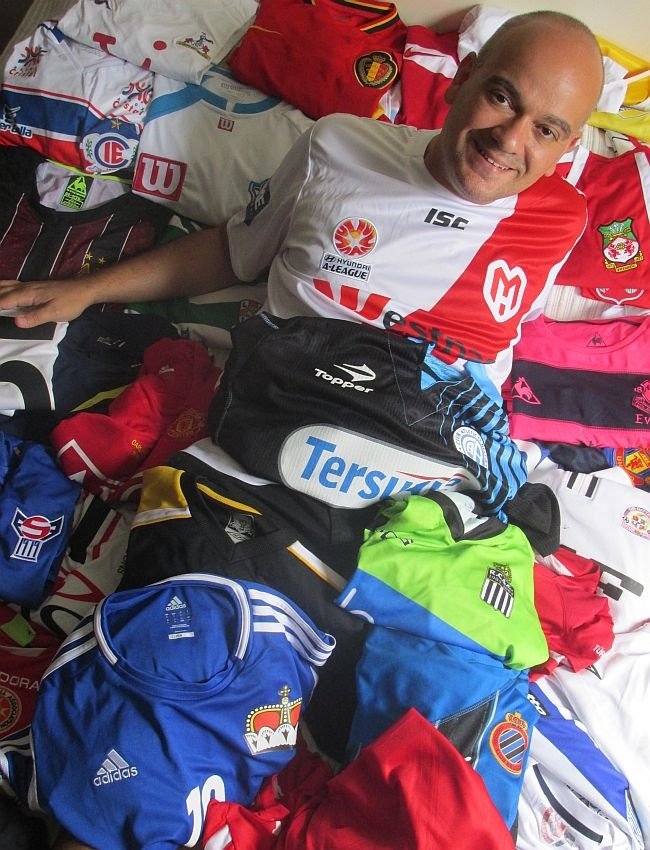 Frederico Jota, de Belo Horizonte, idealizou o projeto "Mil camisas em mil dias". De 11 de março até meados de 2017, ele exibirá todo dia uma camisa de sua enorme coleção (Foto: Divulgação) Frederico Jota, de Belo Horizonte, idealizou o projeto "Mil camisas em mil dias". De 11 de março até meados de 2017, ele exibirá todo dia uma camisa de sua enorme coleção (Foto: Divulgação)
