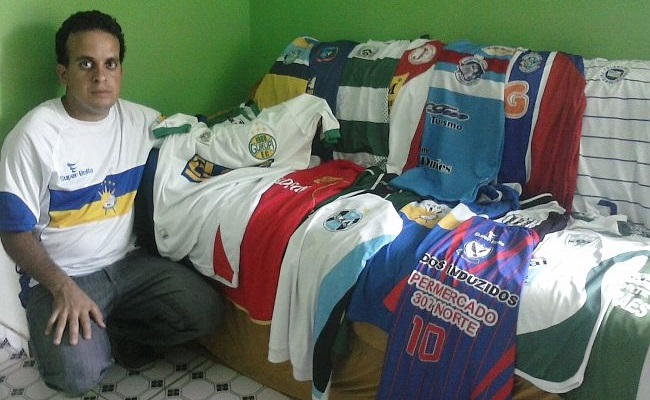 Ismael Carlos de Oliveira Paula foca em camisas do futebol tocantinense (Foto: Acervo pessoal)