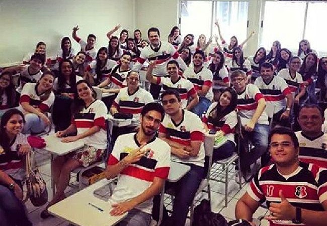 O professor Damião Soares Tenório recebeu uma baita homenagem, em turma do curso de Direito da Unichristus, em Fortaleza. Cinquenta alunos vestiram camisas do Santa Cruz, seu time de coração (Foto: Acervo pessoal)