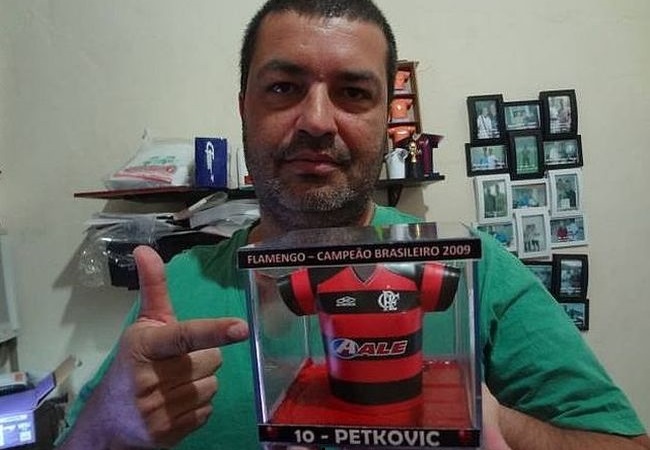 Christian Gama, do site Futebol Artpaper, agora vende suas Shirt Paper com caixa de acrílico (Foto: Divulgação)