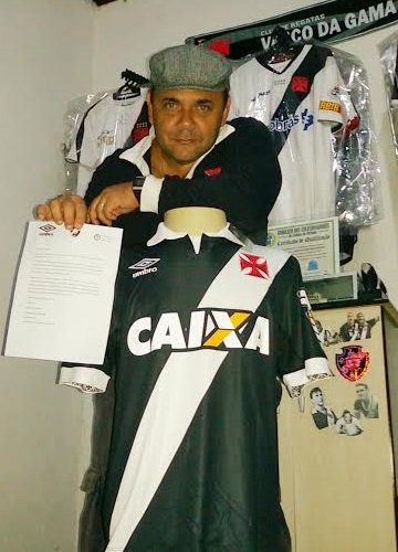 Jorge Barroso recebeu presente da Umbro após ter sido tema de matéria do Verminosos por Futebol: a camisa reserva atual do Vasco, que faltava em sua coleção (Foto: Acervo pessoal) Jorge Barroso recebeu presente da Umbro após ter sido tema de matéria do Verminosos por Futebol: a camisa reserva atual do Vasco, que faltava em sua coleção (Foto: Acervo pessoal)