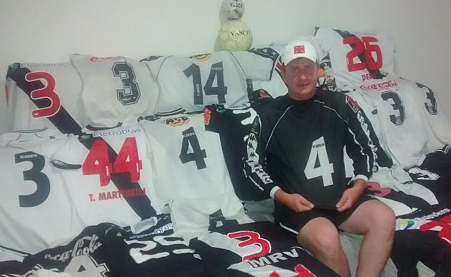 O catarinense Herbert Kaiser tem 37 camisas de zagueiros do Vasco (Foto: Arquivo pessoal)