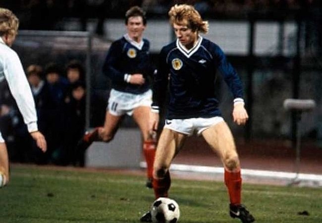O escocês Steve Archibald foi o primeiro jogador a fazer um gol em Copas do Mundo com chuteira da Nike (Foto: Reprodução)