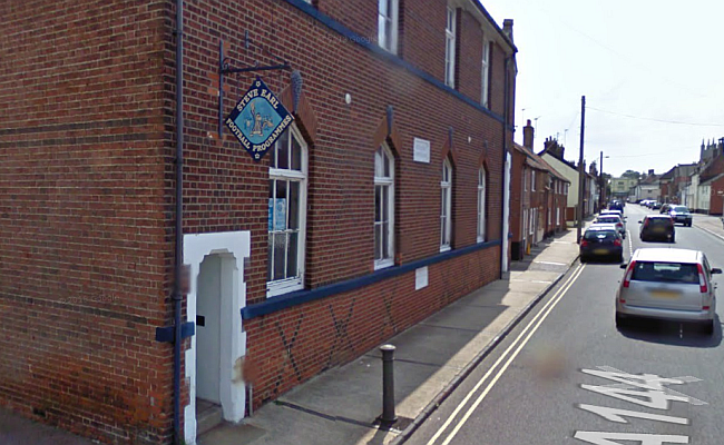 A empresa Steve Earl Football Programmes tem sede em Bungay, cidade localizada a 200 km de Londres, e está presente na internet (Foto: Reprodução Google Street View)