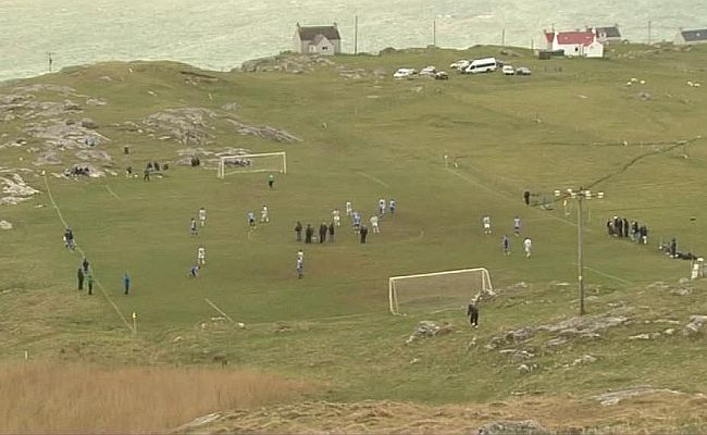 Campo irregular da ilha de Eriskay, na Escócia, é um dos oito mais loucos do mundo (Foto: BBC)