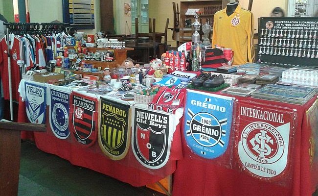 O colecionador Charles Müller vende artigos de futebol em feiras de Porto Alegre (Foto: Acervo pessoal)