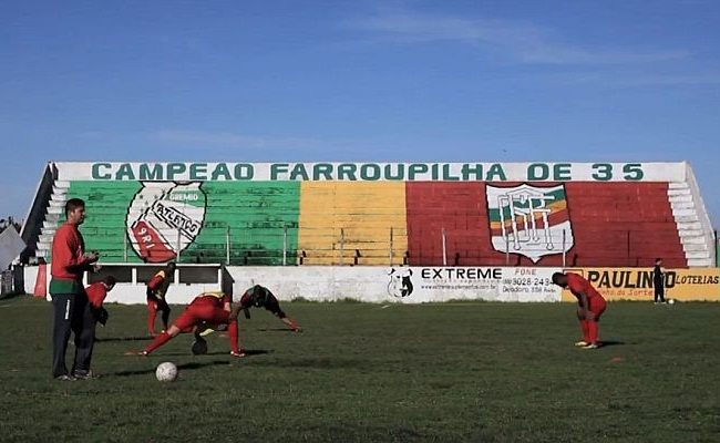 A série Outro Futebol, exibida pelo Canal Brasil, conheceu 10 clubes pequenos do Brasil (Foto: Divulgação)