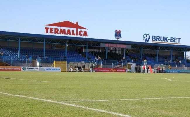 O acanhado estádio tem 2.262 lugares, o suficiente para acomodar três vezes a população local (Foto: Divulgação)