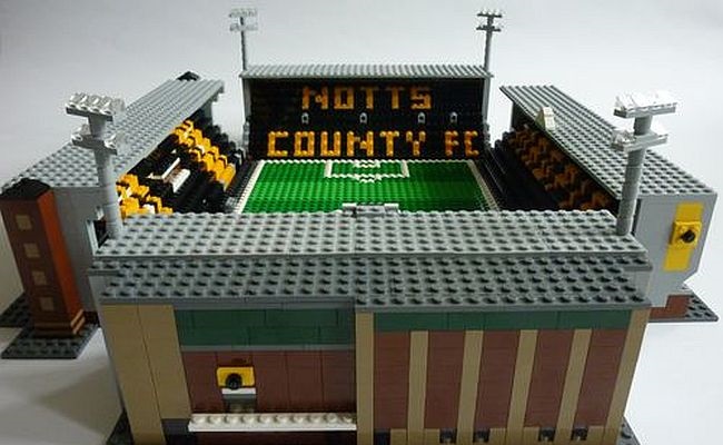 O Brickstand, de Chris Smith, produz miniaturas de estádios britânicos com peças de Lego (Foto: Divulgação)