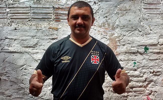 Roberto Alencar Lima, o homem dos mil gols, ganhou camisa nova do Vasco (Foto: Verminosos por Futebol)