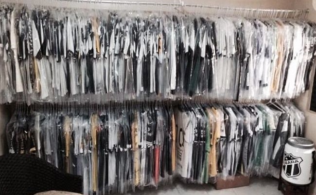 Gerardo Azevedo é o maior colecionador de camisas do Ceará, com cerca de 370 (Foto: Acervo pessoal)