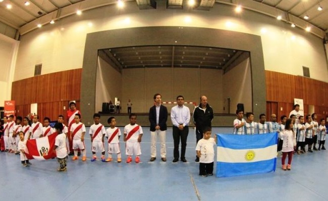 O primeiro duelo internacional de futsal de anões terminou com placar Argentina 4 x 3 Peru (Foto: IPD)