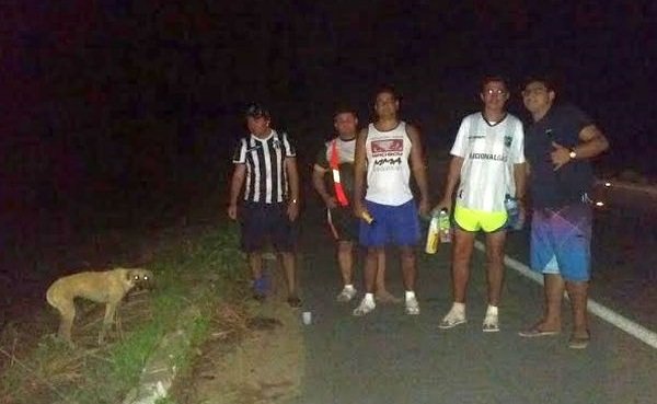Foram 110 km a pé, de Fortaleza a Canindé. E parte do percurso foi acompanhado por cadela (Foto: Reprodução)