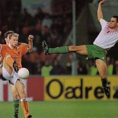 Vinnie Jones apresenta as travas das chuteiras para Bergkamp (Foto: Reprodução)