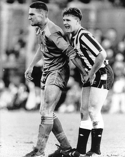 Vinnie Jones marca Gascoigne de perto (Foto: Daily Mirror)