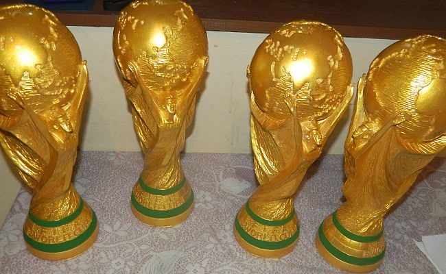 Artesão vende réplicas da Taça do Mundo