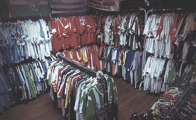 Brechó de Porto Alegre fica famoso entre colecionadores de camisas de futebol