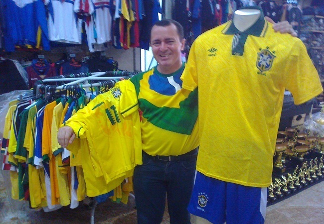 Loja de Fortaleza ainda vende camisas da seleção brasileira de 1994