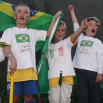 O sul-africano Jack Latilla-Campbell (2º da dir. pra esq.) e seus amigos, de 4 e 5 anos, aprenderam a cantar o hino do Brasil antes da Copa do Mundo de 2010 (Foto: Rafael Luis Azevedo)