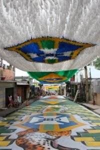 Rua 3, no bairro Alvorada, gastou R$ 40 mil na decoração de 100 metros (Foto: Agnaldo Oliveira Júnior/Portal da Copa)
