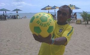 O cearense Claudemir dos Santos, morador de rua de Fortaleza, bateu bola com Alvaro Arbeloa na praia do Meireles, na Copa das Confederações de 2013 (Foto: Verminosos por Futebol)