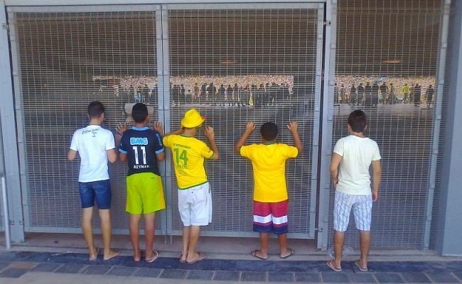 Torcida vê jogos por grades do Castelão