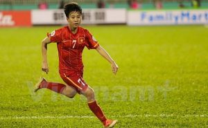 Nguyen Thi Tuyet Dung, da seleção feminina do Vietnã, fez um gol olímpico com o pé esquerdo, depois outro com o direito, em amistoso contra a Malásia (Foto: Divulgação)