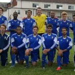 O Highmoor Ibis FC, da 9ª divisão inglesa, usa escudo e uniforme reserva inspirado na CBF (Foto: Divulgação)