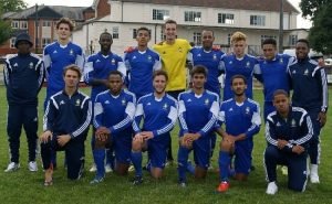 O Highmoor Ibis FC, da 9ª divisão inglesa, usa escudo e uniforme reserva inspirado na CBF (Foto: Divulgação)