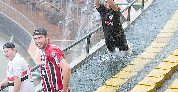 Torcedor do São Paulo relembra o jogo em que nadou no Morumbi