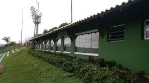 O estádio do J. Malucelli tem capacidade de 4,2 mil lugares (Foto: Rafael Luis Azevedo/Verminosos por Futebol)